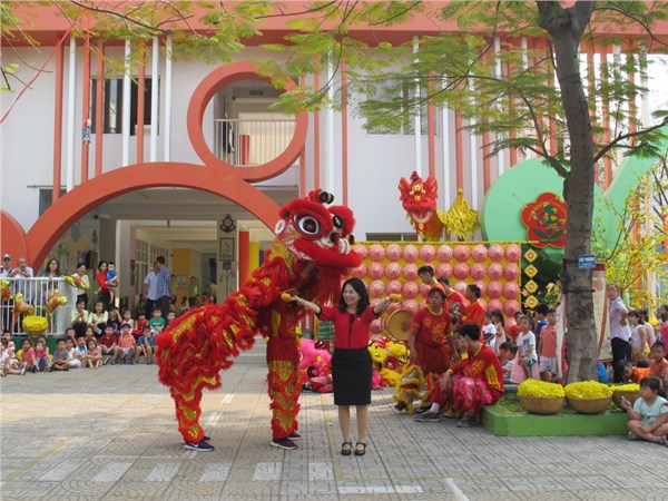 Cô Hiệu trưởng nhận lộc đầu năm